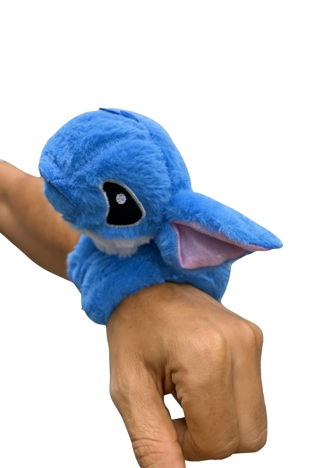 Manilla de peluche azul de Stitch con detalle de oreja rosa, enrollada en una muñeca.