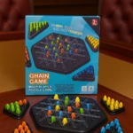 Juego de mesa Chain Game para 3+ jugadores con piezas de colores (verde, azul, naranja, amarillo) en tablero hexagonal negro, diseñado para desarrollar la lógica.