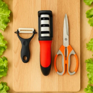 Afilador de cuchillo naranja y negro, tijeras y pelador negro sobre tabla de cortar de madera con lechuga.