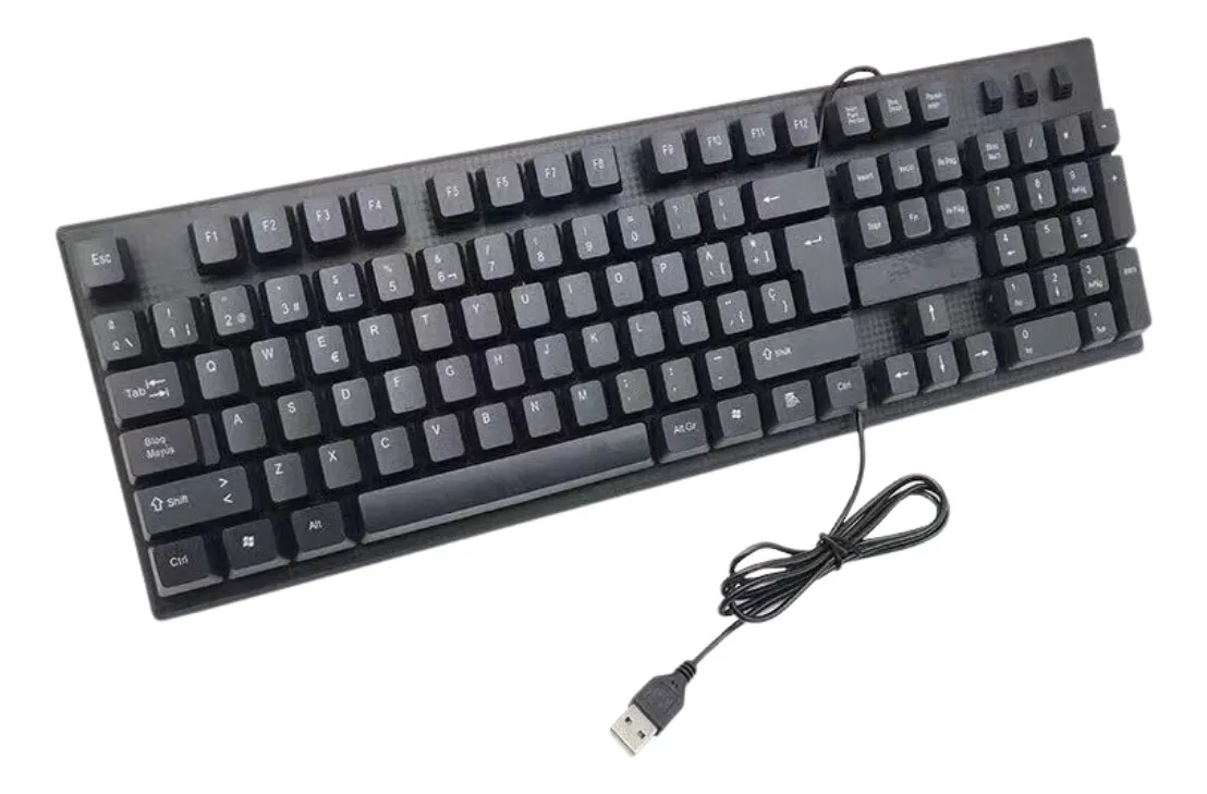 Teclado USB negro para PC con disposición española, vista superior con cable enrollado y conector.