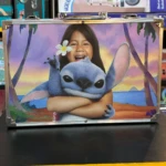 Maletín metálico Set de Arte Disney con Stitch y niña en playa tropical, 145 piezas.