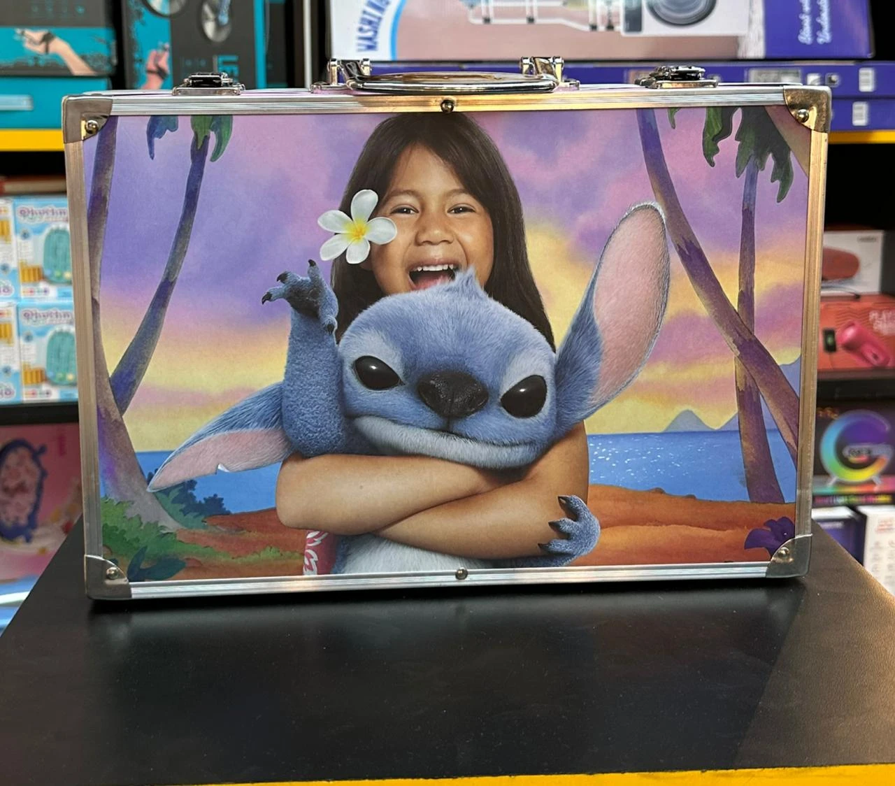 Maletín metálico Set de Arte Disney con Stitch y niña en playa tropical, 145 piezas.