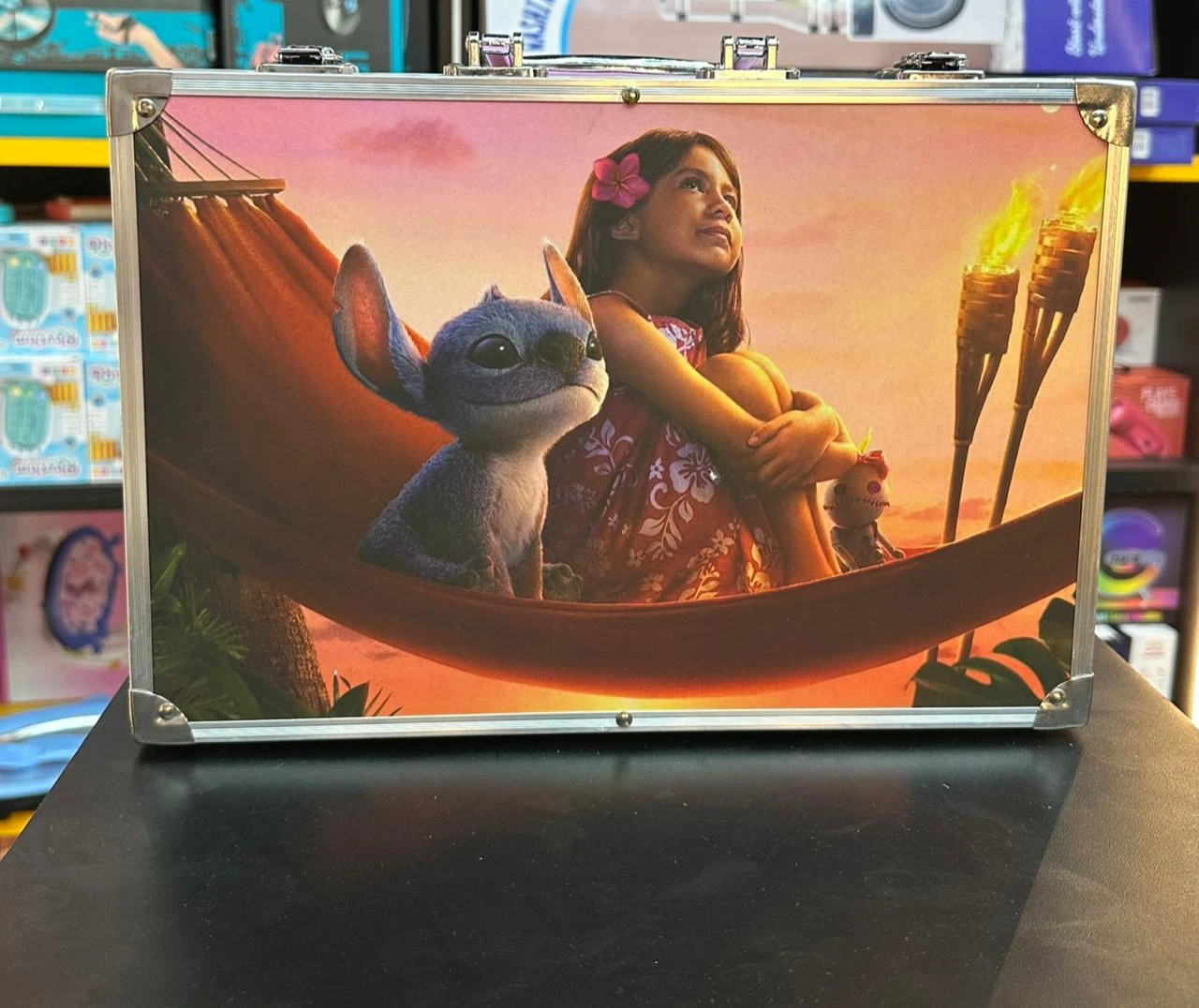 Maletín metálico de arte de Stitch y niña en hamaca, set Disney 145 piezas.