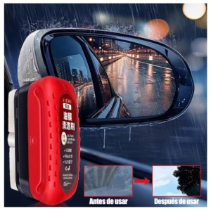 Cepillo limpiador rojo y negro para quitar película oleosa de espejos retrovisores de autos bajo la lluvia.