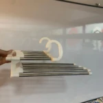 Perchero multifuncional blanco 5 en 1, barras plateadas, para colgar ropa.