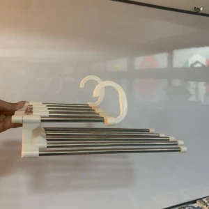 Perchero multifuncional blanco 5 en 1, barras plateadas, para colgar ropa.