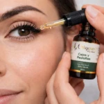 Persona aplica serum para cejas y pestañas con vitamina E de origen natural con gotero.