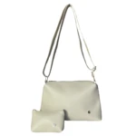 Bolso de hombro tipo bandolera color beige claro, piel sintética, con monedero pequeño a juego.