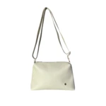 Bolso cruzado piel sintética beige claro, minimalista, con correa ajustable y herrajes plateados.