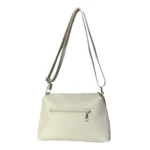 Bolso cruzado para dama color beige claro, vista trasera con bolsillo exterior con cremallera y herrajes dorados.