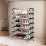 Organizador de zapatos plateado de 5 niveles con manijas, exhibe diversos tipos de calzado.