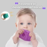 Bebé con ojos azules muerde bloque de silicona morado texturizado. Favor de desarrollo sensorial.