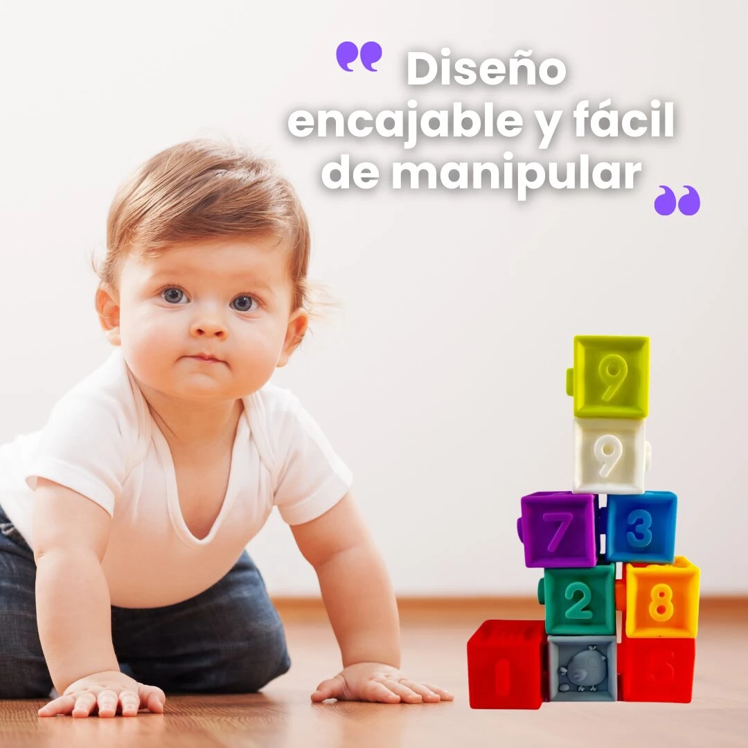 Bebé gateando cerca de torre de bloques de silicona de colores con números, diseño encajable y fácil de manipular.