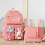 Set escolar 4 piezas rosa pálido XIGUL: morral grande con peluche conejo, carteras y estuche, detalles pines.