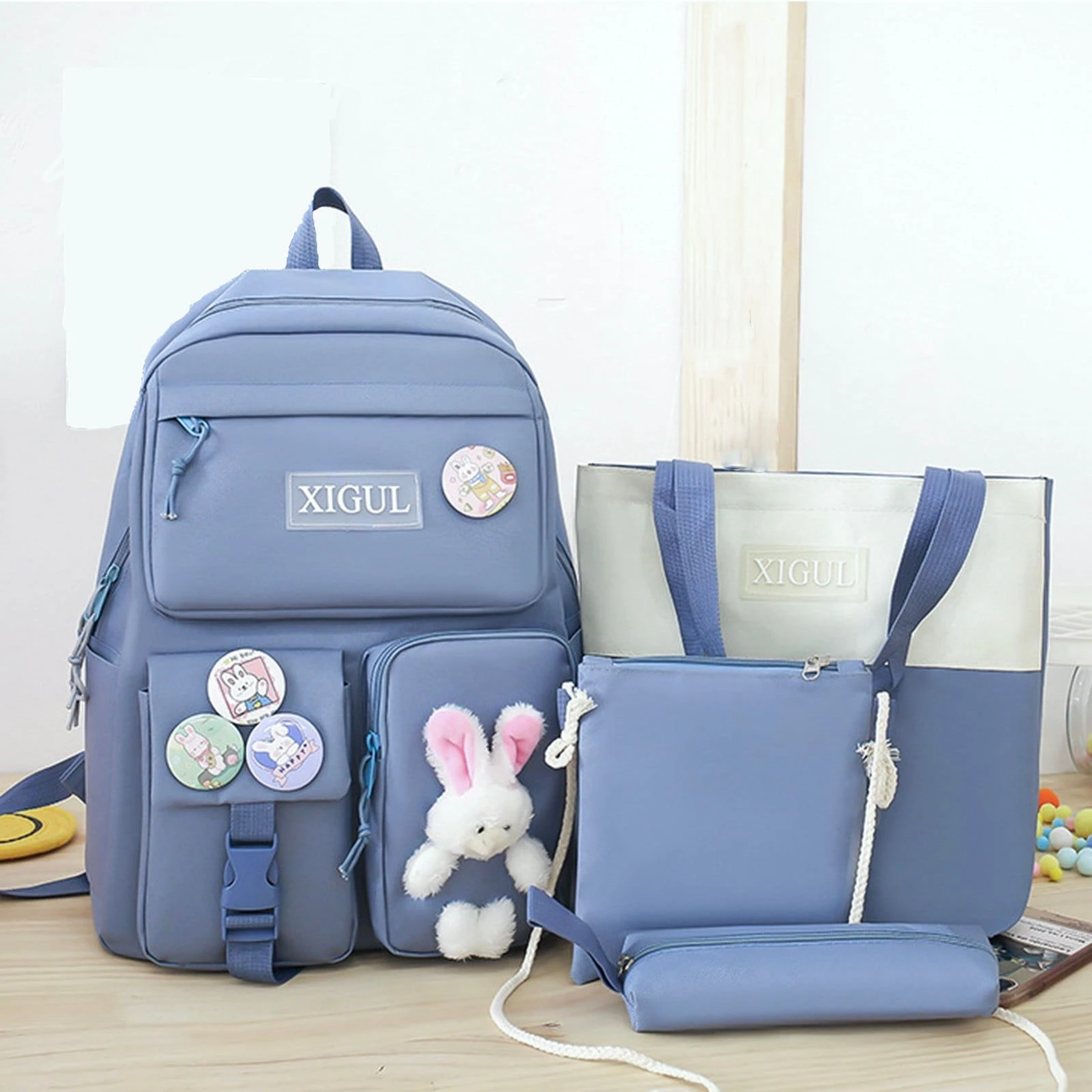Set de 4 piezas (morral, bolso tote bicolor, cartera y estuche) azul claro, con pines de conejo y peluche de conejo.