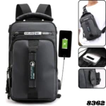 Morral cruzado gris oscuro con puerto de carga USB externo, mostrando interior con batería y correa. Modelo 8362.