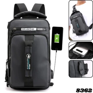 Morral cruzado gris oscuro con puerto de carga USB externo, mostrando interior con batería y correa. Modelo 8362.