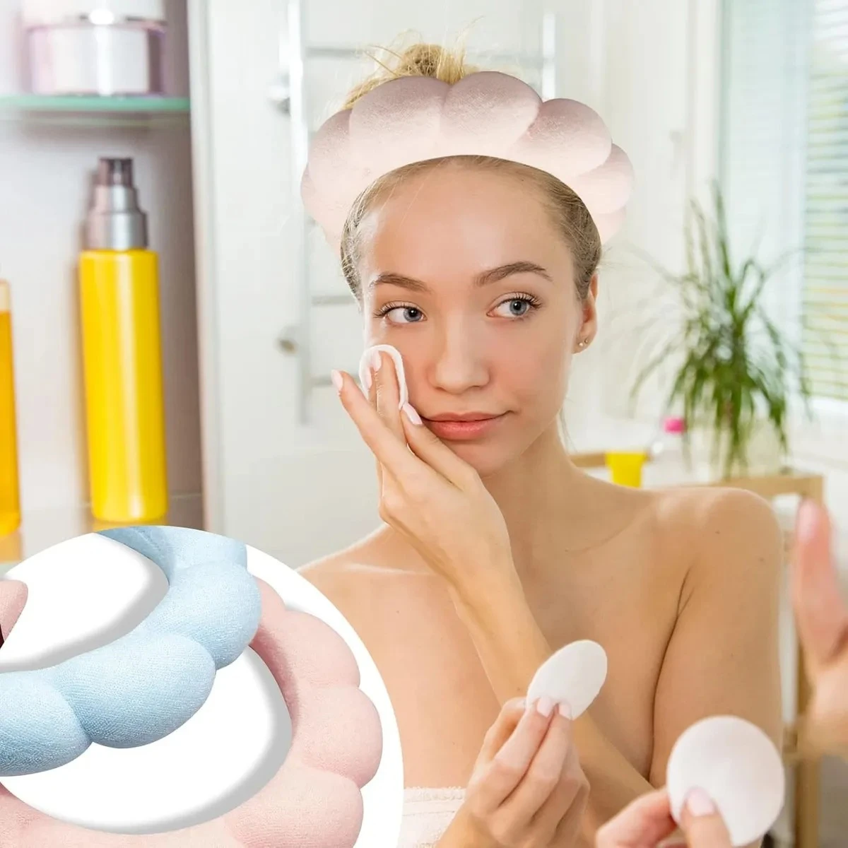 Mujer rubia con diadema suave color malva aplica tónico con disco, detalle insertado muestra balacas azul y rosa.