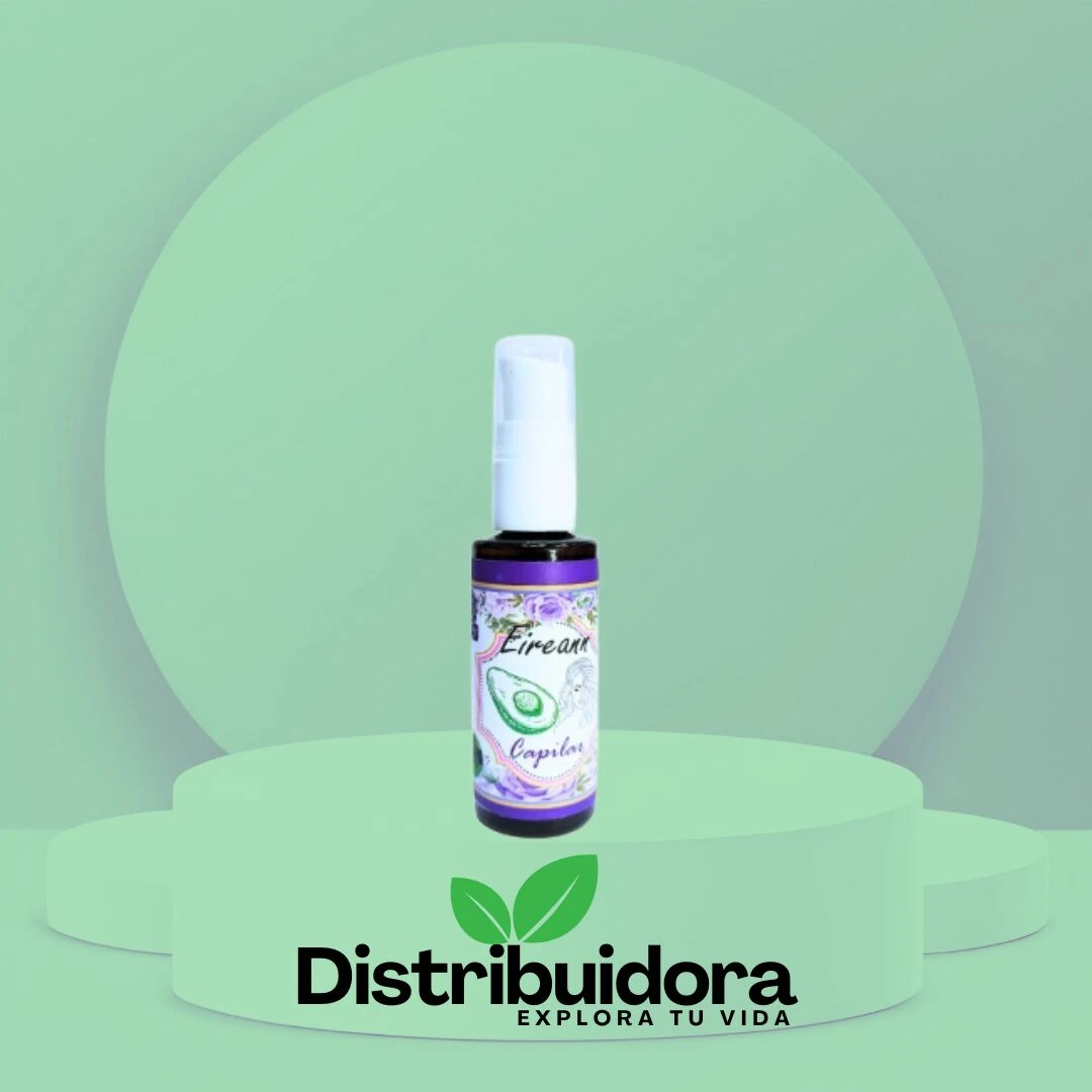 Tónico capilar de aguacate en spray con etiqueta floral violeta, presentado en un escenario verde.