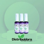 Tres frascos de tónico capilar de aguacate X 60ml con etiqueta púrpura floral y aguacate, sobre pedestal verde.