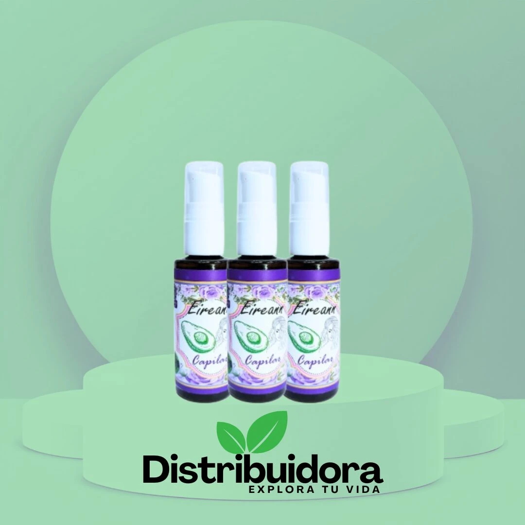 Tres frascos de tónico capilar de aguacate X 60ml con etiqueta púrpura floral y aguacate, sobre pedestal verde.