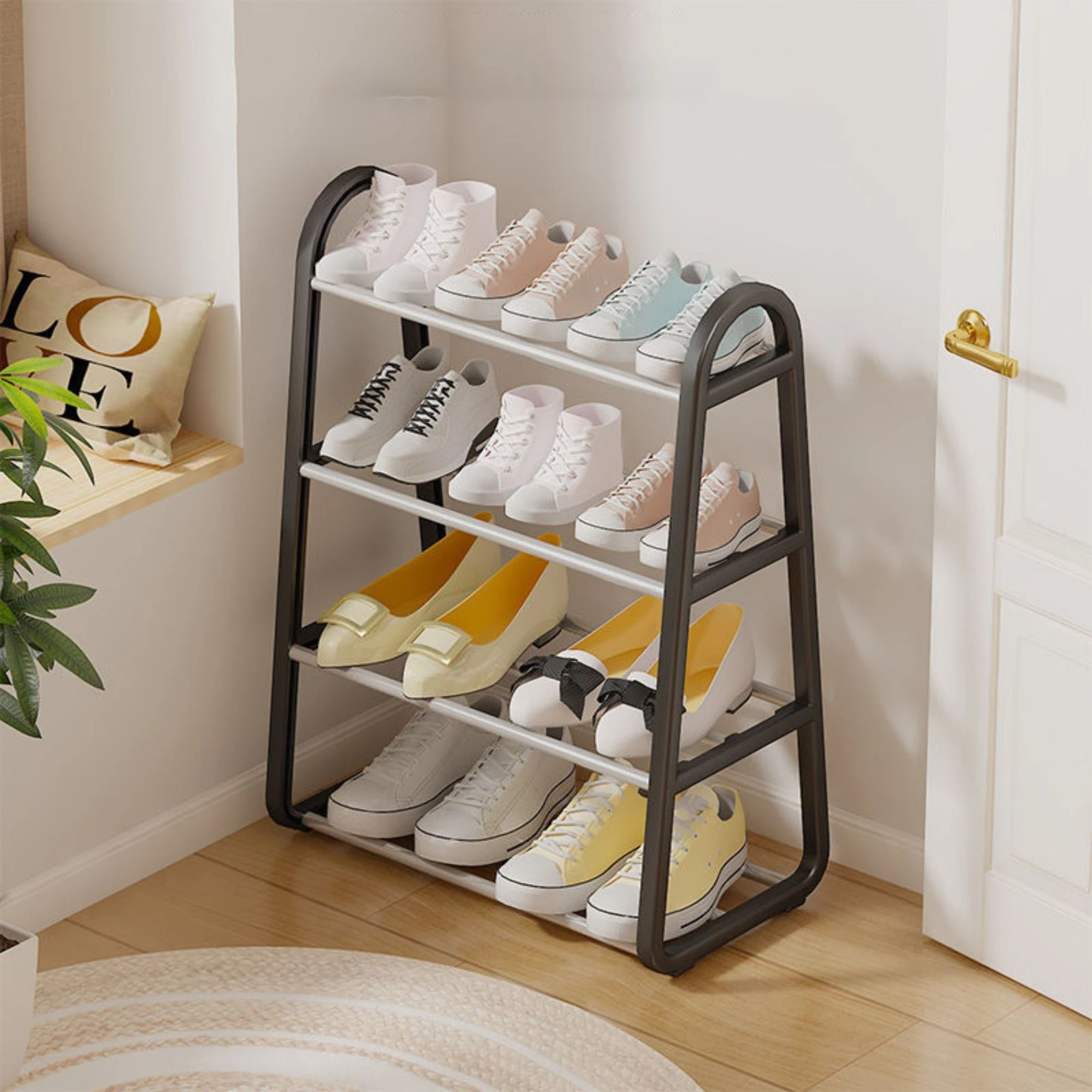 Organizador de zapatos de 4 niveles con zapatillas y zapatos planos amarillos y blancos.