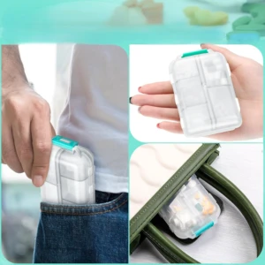 Mini pastillero transparente con compartimentos, ideal para llevar en el bolsillo o bolso.
