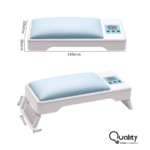 Cojín reposamanos con lámpara LED plegable blanca y tapizado azul celeste. Muestra vistas frontal y lateral con sus medidas de 245mm por 105mm y 55mm.