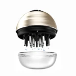 Masajeador manual para cabello color dorado, con dispensador de líquidos y recipiente blanco.