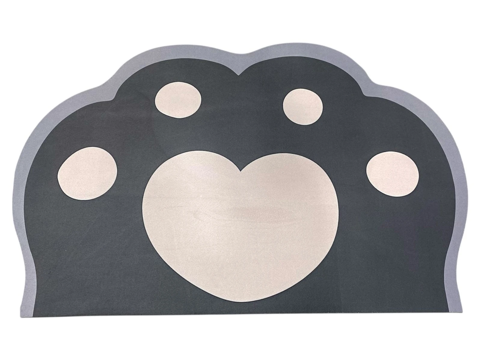 Tapete antideslizante gris con diseño de huella de patita y corazón en tono claro.