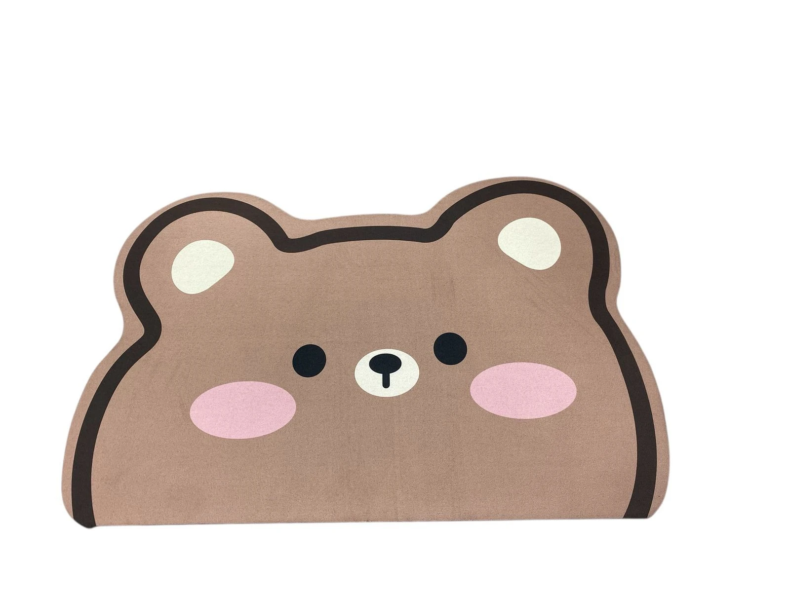Tapete antideslizante café con diseño de oso tierno, mejillas rosadas, ojos y nariz negros.