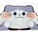 Tapete antideslizante decorativo blanco con estampado de gato gris, mejillas rosas y detalles negros.