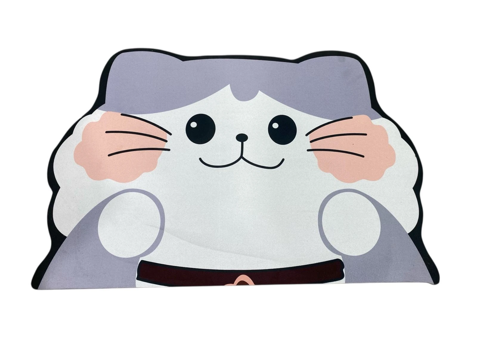 Tapete antideslizante decorativo blanco con estampado de gato gris, mejillas rosas y detalles negros.