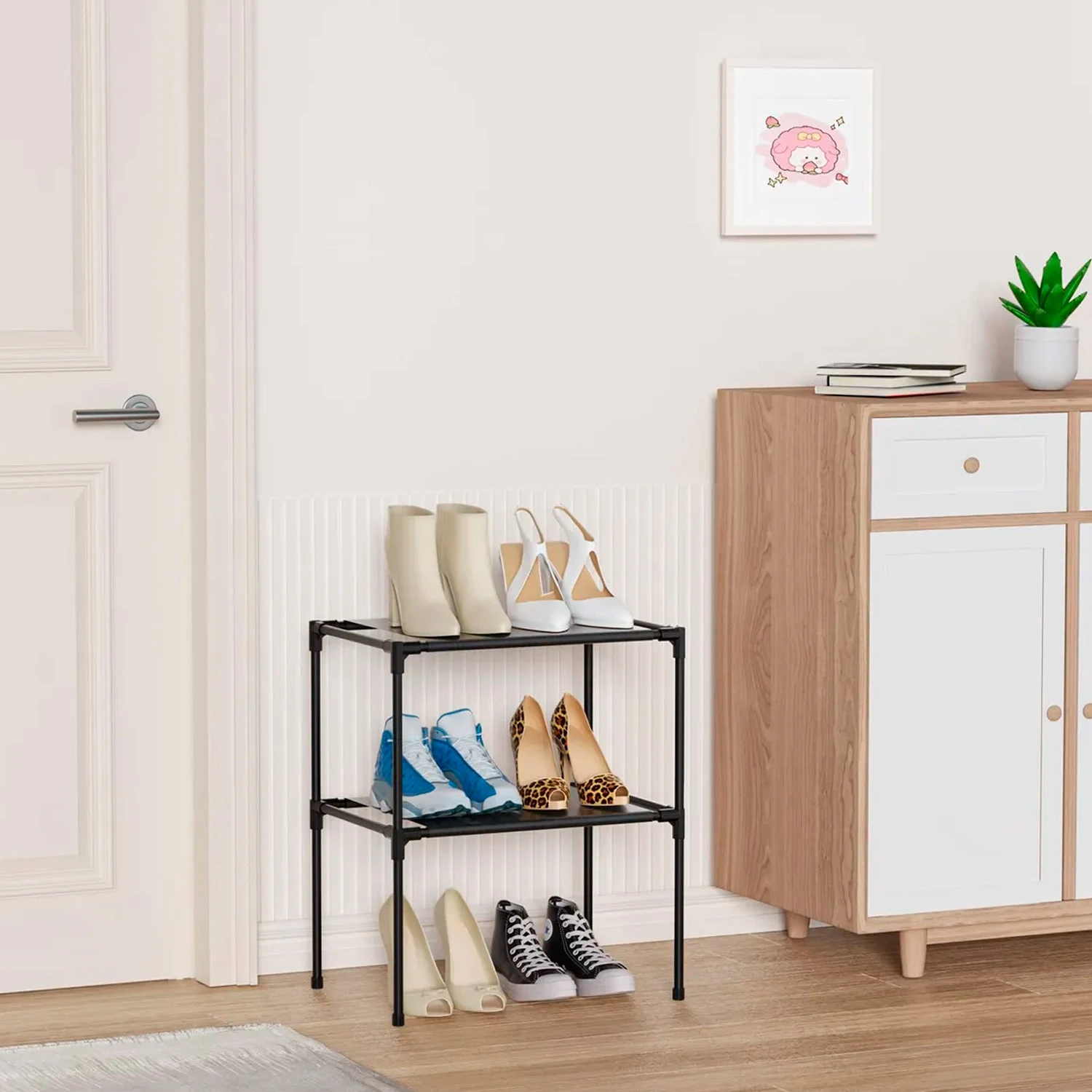 Organizador de zapatos negro de 3 niveles con zapatillas, botas y tacones en interior.