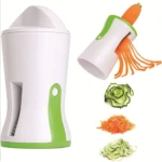 Rebanador de vegetales blanco y verde 3 en 1, con zanahoria en espiral y vegetales picados.