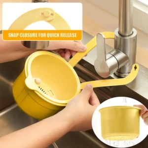 Colador amarillo para grifo de cocina, con cierre a presión para liberación rápida, sobre el fregadero.