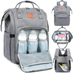 Mochila pañalera gris con múltiples compartimentos, ideal para bebés, con botellas y pañales visibles.