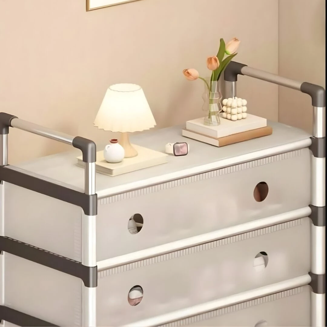 Zapatero de 7 niveles gris con cubiertas translúcidas, lámpara y flores decorativas en la repisa superior.