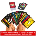 Manos sostienen cartas de UNO No Mercy, algunas con números y símbolos, otras apiladas.