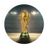 Trofeo Copa Mundial FIFA dorado brillante sobre césped iluminado de estadio lleno de espectadores. Base verde.