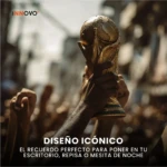 Réplica trofeo Copa del Mundo dorado sostenido por manos, ideal para escritorio. Marca INNOVO.