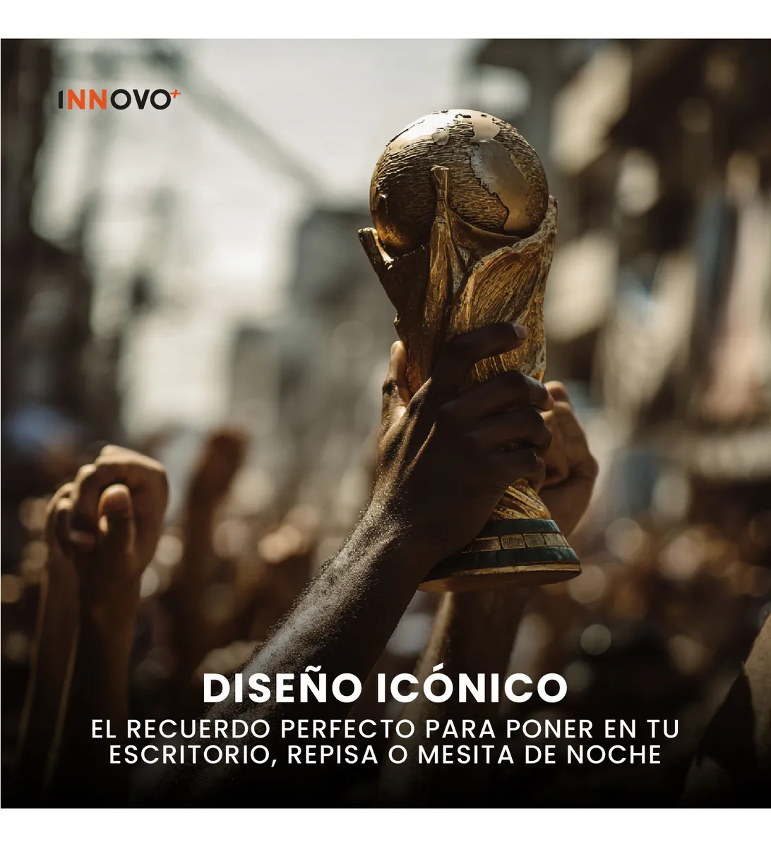 Réplica trofeo Copa del Mundo dorado sostenido por manos, ideal para escritorio. Marca INNOVO.