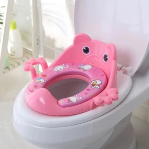 Asiento de inodoro rosa acolchado con figura de oso, asas y dibujos de conejitos para niños.