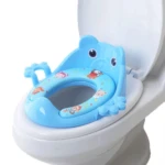 Asiento de inodoro infantil azul con figura de oso, acolchado y estampado de animales.