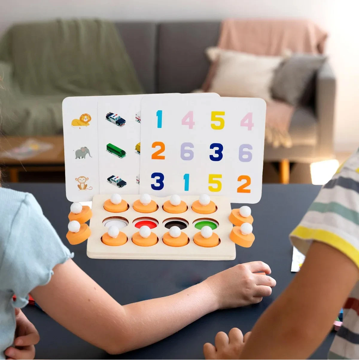 Juego de mesa Montessori de memoria con fichas de colores y tarjetas de números y figuras para niños.