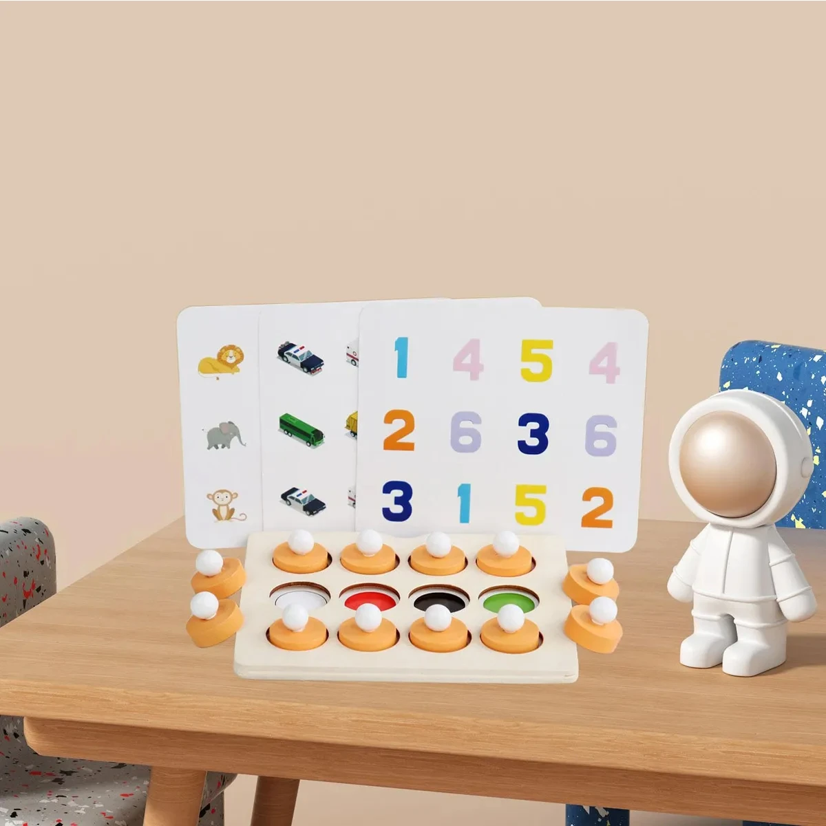 Juego de mesa Montessori de memoria con tarjetas de números y animales, piezas de madera y astronauta.