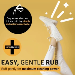 Esponjas limpiadoras de zapatos blancas sobre fondo amarillo, mostrando su uso para limpieza en húmedo.