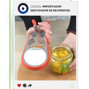 Destapador de recipientes naranja y gris en uso sobre tapa de frasco de conservas amarillas.