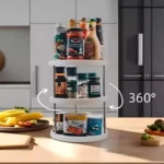 Organizador de especias blanco de tres niveles con base giratoria 360°, mostrando latas y condimentos en encimera de cocina.