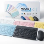 Combo inalámbrico de teclado y mouse en colores pastel: azul, rosa y amarillo.